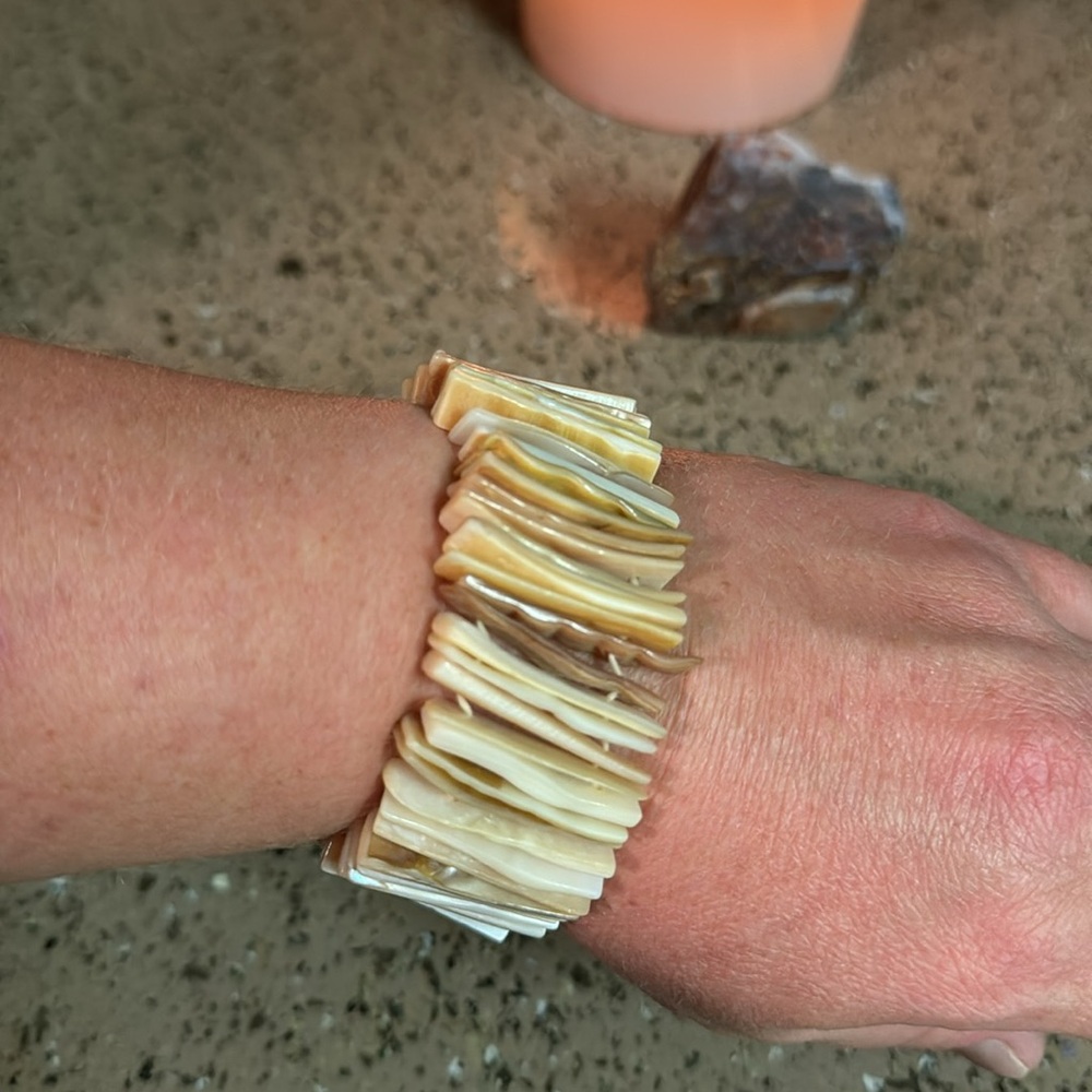 Elastic Shell Bracelet - Picture 4 of 4